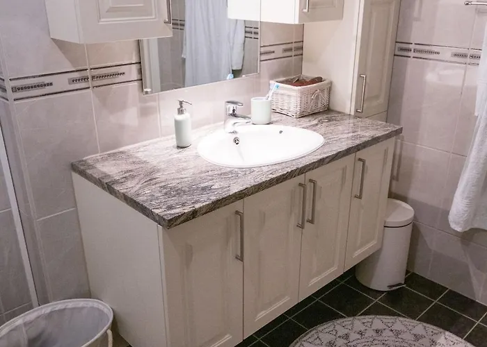 Spacious House, Close To Granasen Arena! 4 Beds, 2 Bathrooms, Free Parking Feriehus