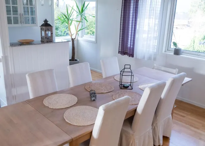 Spacious House, Close To Granasen Arena! 4 Beds, 2 Bathrooms, Free Parking Feriehus