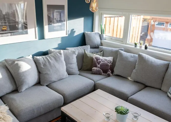 Spacious House, Close To Granasen Arena! 4 Beds, 2 Bathrooms, Free Parking *