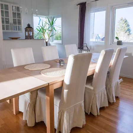 Prázdninový dům Spacious House, Close To Granasen Arena! 4 Beds, 2 Bathrooms, Free Parking *