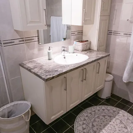 Spacious House, Close To Granasen Arena! 4 Beds, 2 Bathrooms, Free Parking Tatil Evi