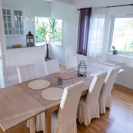 Spacious House, Close To Granasen Arena! 4 Beds, 2 Bathrooms, Free Parking Tatil Evi