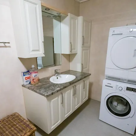 Spacious House, Close To Granasen Arena! 4 Beds, 2 Bathrooms, Free Parking Tatil Evi *